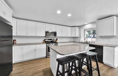 Sunset House | Owl's Nest Hideaway - 4 bedroom 2 bath Family Home!