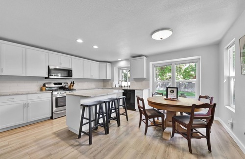 Sunset House | Owl's Nest Hideaway - 4 bedroom 2 bath Family Home!