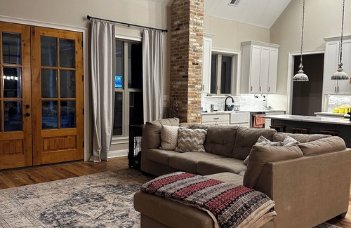 Oxford House | Oxford Hideaway-A Spacious 4-bedroom home close to Ole Miss