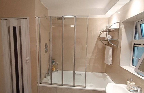 Oxford Apartment | Oxfords 5* Luxury 2 bedroom apartment 4 +Pax and permit parking