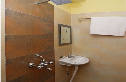 Bhowanipore Hotel | OYO 11930 the Jumbo Stay