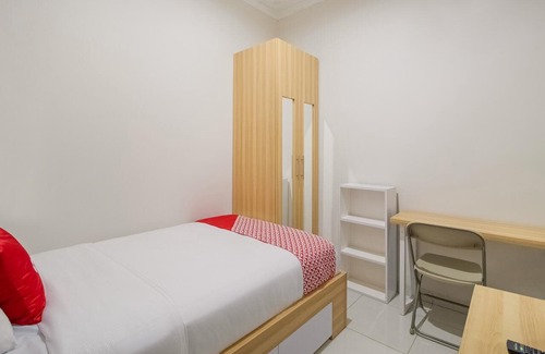Karawang Hotel | OYO 3256 Rukost I8