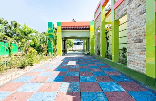 Bojonegoro Hotel | OYO 3452 Esemka Hotel And Resto
