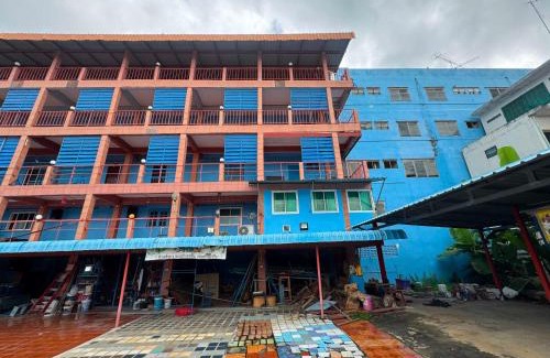 Si Samrong Hotel | OYO 75596 The Sirisuk House