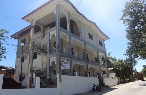 Basdiot Hotel | OYO 781 Junie Pension House