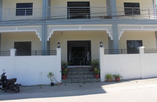 Basdiot Hotel | OYO 781 Junie Pension House