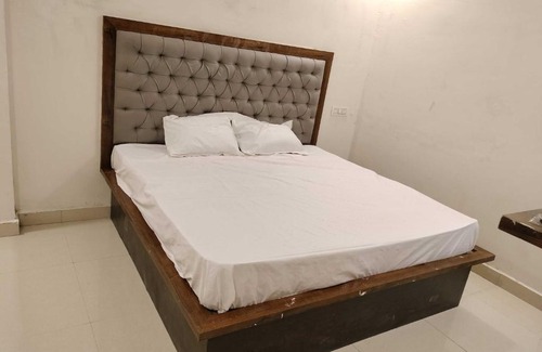 Gwalior Hotel | OYO 80779 Hotel Ramdevi