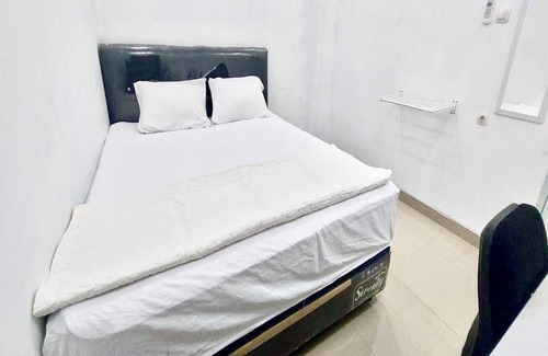 Gunung Putri Hotel | OYO 94035 Velito Rooms