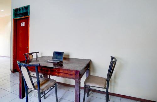 Blitar Hotel | OYO 94818 Sabina House Syariah