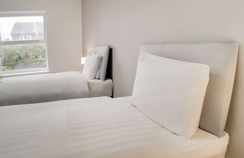 Wall Heath Hotel | OYO Dayz Away Lodge