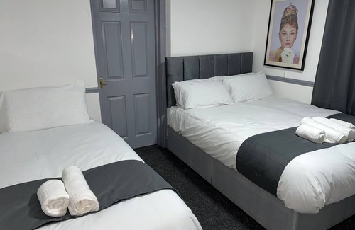 Uxbridge South Hotel | OYO Greenway Stays