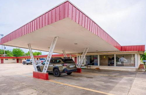 Booneville Hotel | OYO Holiday Capri Motel & Rv Park