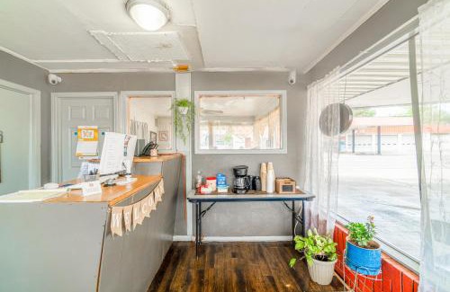 Booneville Hotel | OYO Holiday Capri Motel & Rv Park