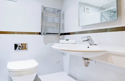 Luton Hotel | OYO The Chiltern Hotel