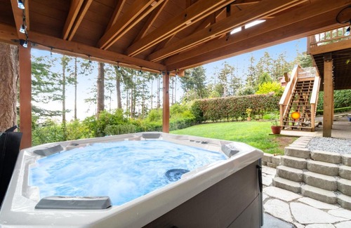 Coupeville House | Oyster Beach House and Den