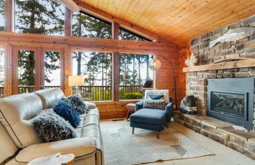 Coupeville House | Oyster Beach House and Den