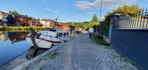 Thuin Boat Rental | Péniche Sir Lancelot