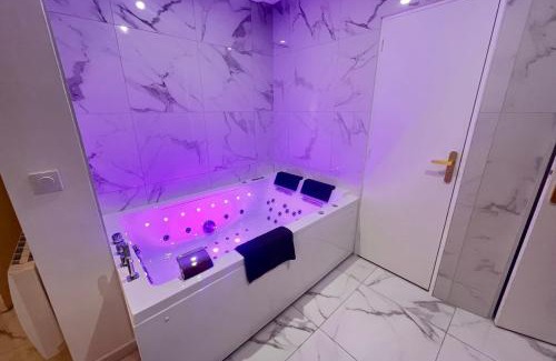 Les Pavillons-sous-Bois Apartment | P21 5 Star Suite - Exceptional Jacuzzy relaxation and absolute relaxation