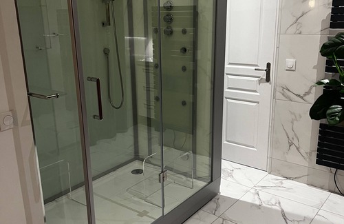 Les Pavillons-sous-Bois Apartment | P23 Suite 5 Etoiles - Hammam d'exception, relaxation et détente absolu