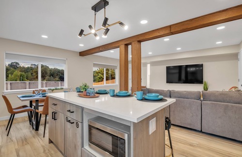 Tukwila House | Pacific Northwest Retreat Duplex 3min from Seattle by RedAwning