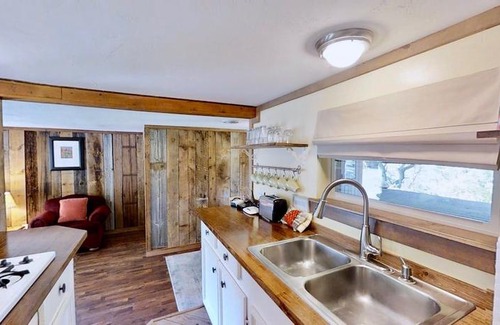 Spanish Valley Cabin | Pack Creek ~ Creekside East 1 Bedroom Cabin