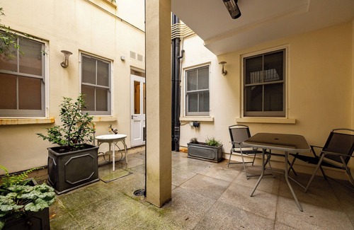 Paddington Apartment | Paddington 4-Bed 8-Guest w/Patio Massive Apartment in Old Victorian Pub