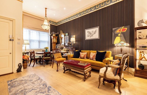 Paddington Apartment | Paddington 4-Bed 8-Guest w/Patio Massive Apartment in Old Victorian Pub