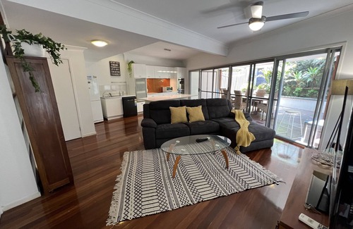 Milton House | Paddington Pad Dual Living 4 bedrooms Walk Suncorp Quiet Private Back Deck n