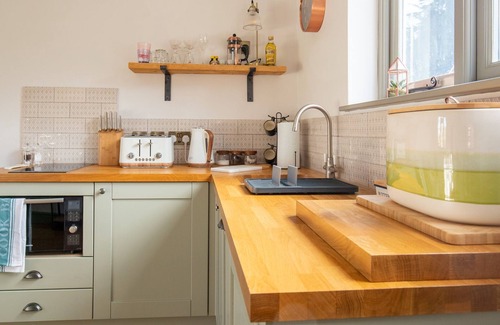 Winchcombe Cottage | Paddock Cottage - sleeps 2 guests in 1 bedroom