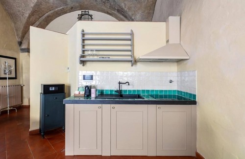 Santo Spirito Apartment | PALAZZO BOTTICELLI by Ponte Vecchio, several units! Perfect for big groups!