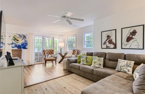 Flamingo Parks House | Palm Beach Oasis - Indulge in Garden Tranquility with Alfresco Dining