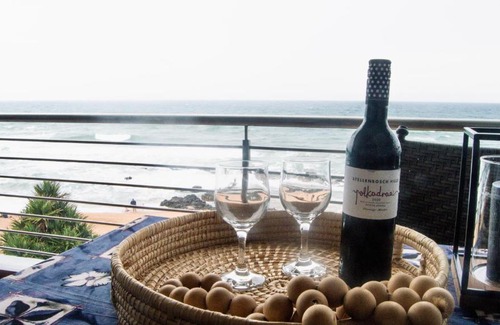 Shaka's Rock Apartment | Palm Cove - 16 Chakas Cove, Literally on the Beach