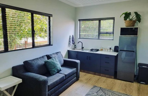 Bloemfontein Apartment | Palm On Rock - 1 bedroom,kitchenette & full bathroom.