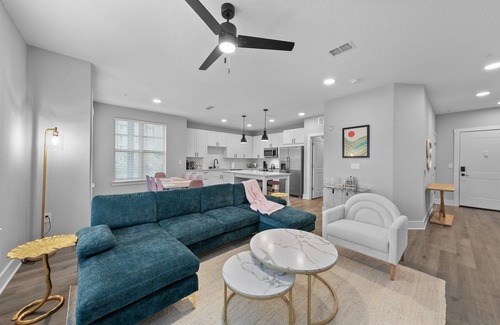 Southside Apartment | Palm Paradise: Tropical 2BR/2BA with Pool & Gym