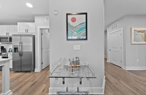 Southside Apartment | Palm Paradise: Tropical 2BR/2BA with Pool & Gym