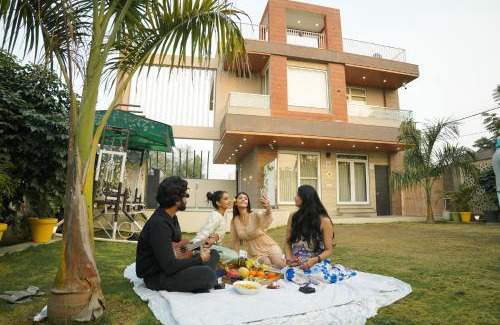 Sanganer Villa | Palm Retreat Ultra Luxe Outhouse with Pool