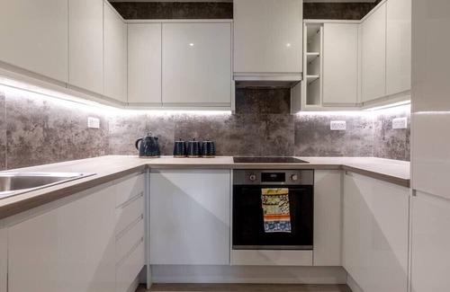 London Borough of Bromley Apartment | Palm Tree House - Dolce Lemons