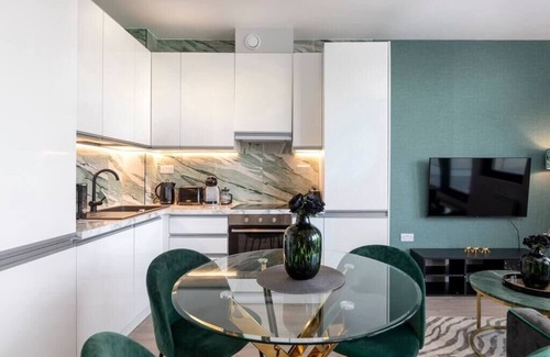 London Borough of Bromley Apartment | Palm Tree House | Panther