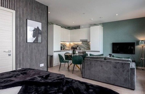 London Borough of Bromley Apartment | Palm Tree House | Panther