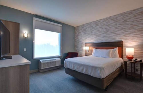 Upper Grand Lagoon Hotel | Panama City Beach Paradise! 2 Pet-Friendly Units! Onsite Pool, Kitchen, Parking!