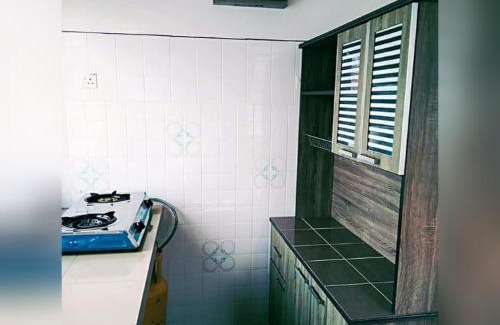Taman Pantai Dickson House | Pandai dickson Banglow white & yellow house