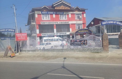 Srinagar Hotel | Pandith Exotics Hotel And Restaurant