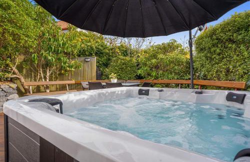 Mount Pleasant House | Panoramic City Views with Hot Tub