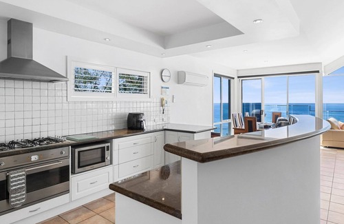 Lorne House | Panoramic Dream - Beach Waves and Stunning Views