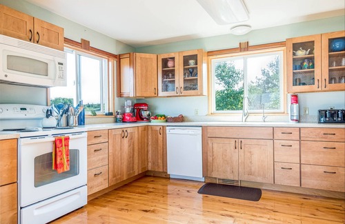 Montague Cottage | Panoramic Lake Michigan Vistas with Beach Access