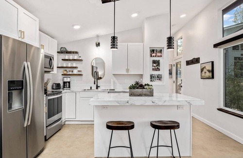 Stafford - Tualatin Valley Cottage | Panoramic Riverside and Lush Forests Views, Pet Friendly, New Décor, Steps Away From Dockside