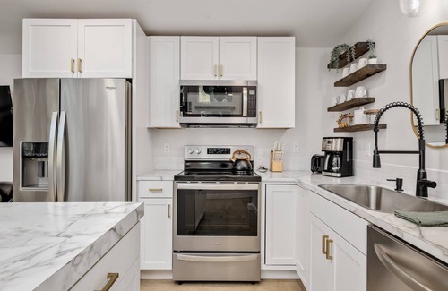 Stafford - Tualatin Valley Cottage | Panoramic Riverside and Lush Forests Views, Pet Friendly, New Décor, Steps Away From Dockside