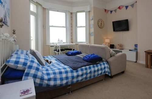 Boscombe Apartment | PANORAMIC SEA VIEWS - BALCONY - OVERLOOKS BOSCOMBE PIER - FM6054
