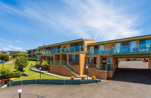 Merimbula Apartment | Panoramic Townhouses By Lisa (Deluxe Front Apartment- Pet Friendly) - 5+nights
