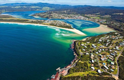 Merimbula Apartment | Panoramic Townhouses By Lisa (Deluxe Front Apartment- Pet Friendly) 1+night